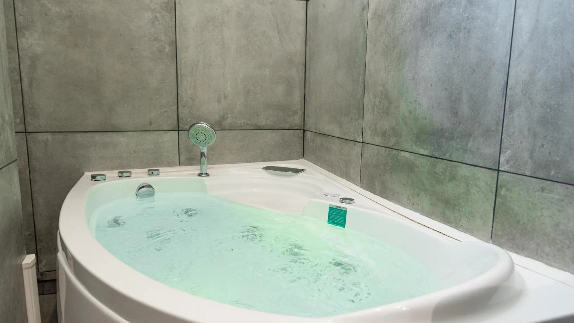 Lavie Maison Eiffel Ac Hot Tub Paris France